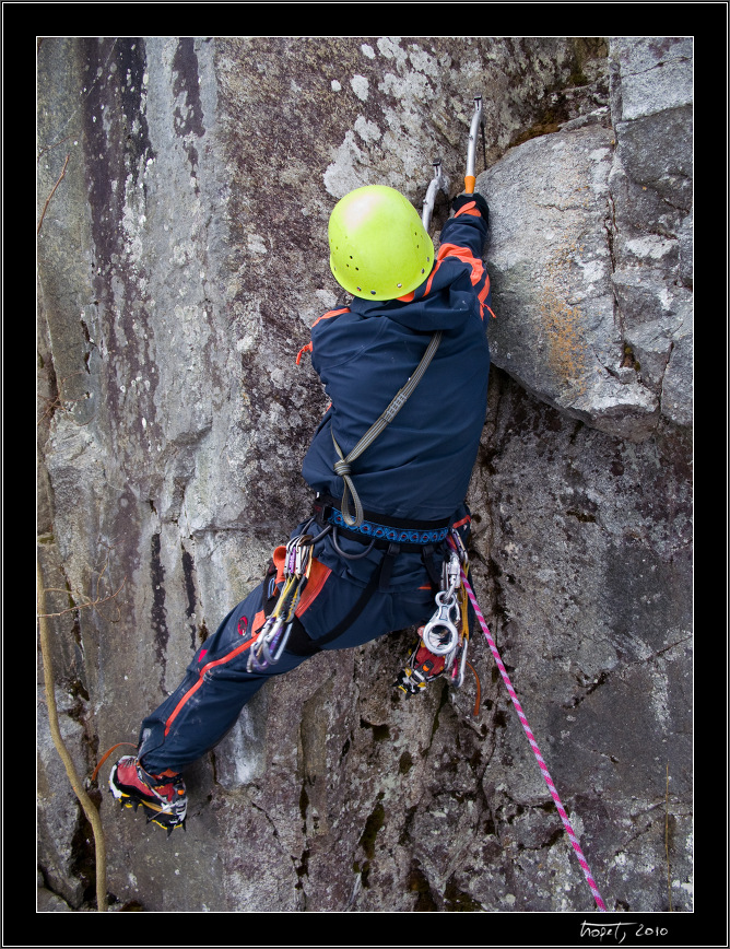 Maro zkou novou drytoolovou cestu - pemlm, kdy mi i s makami skon na kln / Maro tries a new drytooling route - I am thinking about when he ends in my lap with crampons on<br>Fotila Aleka / Photo by Aleka - Memoril Vlada Tatarku 2010 (Gipsyho memoril) / Vlado Tatarka Memorial 2010, photo 11 of 91, 2010, 011-CRW_6877.jpg (378,355 kB)