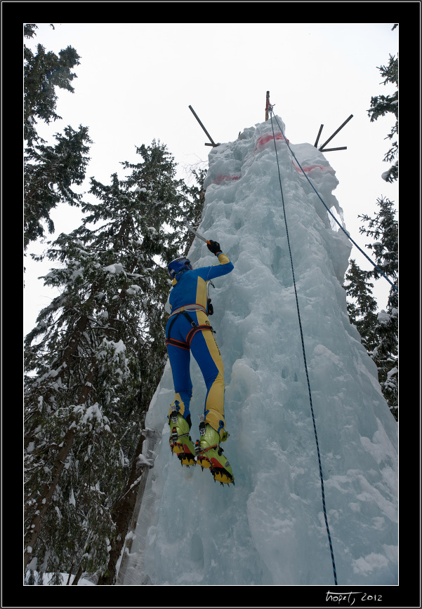 Kuro se rozcvičuje - Eda Lipták, pozdější vítěz lezení ledů / Kuro is practicing - Eda Lipták, a winner of the ice climbing part - Memoriál Vlada Tatarku 2012 (Gipsyho memoriál) / Vlado Tatarka Memorial 2012, photo 48 of 74, 2012, 048-DSC00963.jpg (206,074 kB)