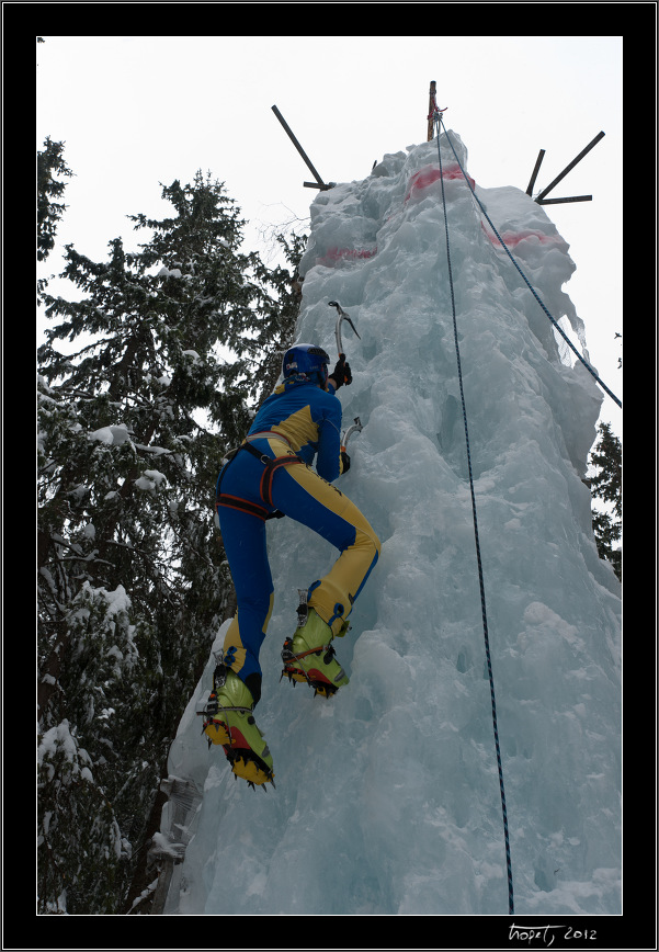 Kuro se rozcvičuje - Eda Lipták, pozdější vítěz lezení ledů / Kuro is practicing - Eda Lipták, a winner of the ice climbing part - Memoriál Vlada Tatarku 2012 (Gipsyho memoriál) / Vlado Tatarka Memorial 2012, photo 49 of 74, 2012, 049-DSC00965.jpg (186,610 kB)