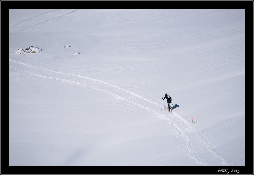 Tak tenhle rošťák minul ledy a přišel hodinu před ostatními. Což znamená, že jsme tam pak s Dagem hodinu mrzli... a nic. / This fella missed the ice climbing part and came an hour before the others... so we waited pointlessly with Dago for someb - Memoriál Vlada Tatarku 2012 (Gipsyho memoriál) / Vlado Tatarka Memorial 2012, photo 29 of 148, 2013, 029-DSC03845.jpg (95,680 kB)