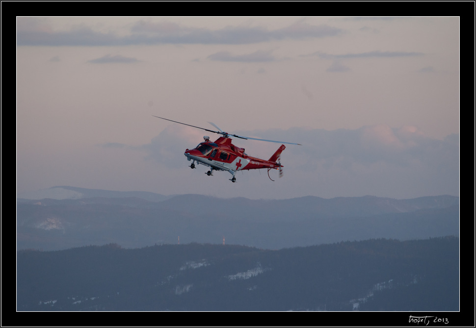 Helikoptéra pro horolezkyni, která se zranila v Batizovském žlabu Gerlachu. / A helicopter for a climber who got injured in Batizovský žlab of Gerlach. - Memoriál Vlada Tatarku 2012 (Gipsyho memoriál) / Vlado Tatarka Memorial 2012, photo 112 of 148, 2013, 112-DSC03985.jpg (80,177 kB)