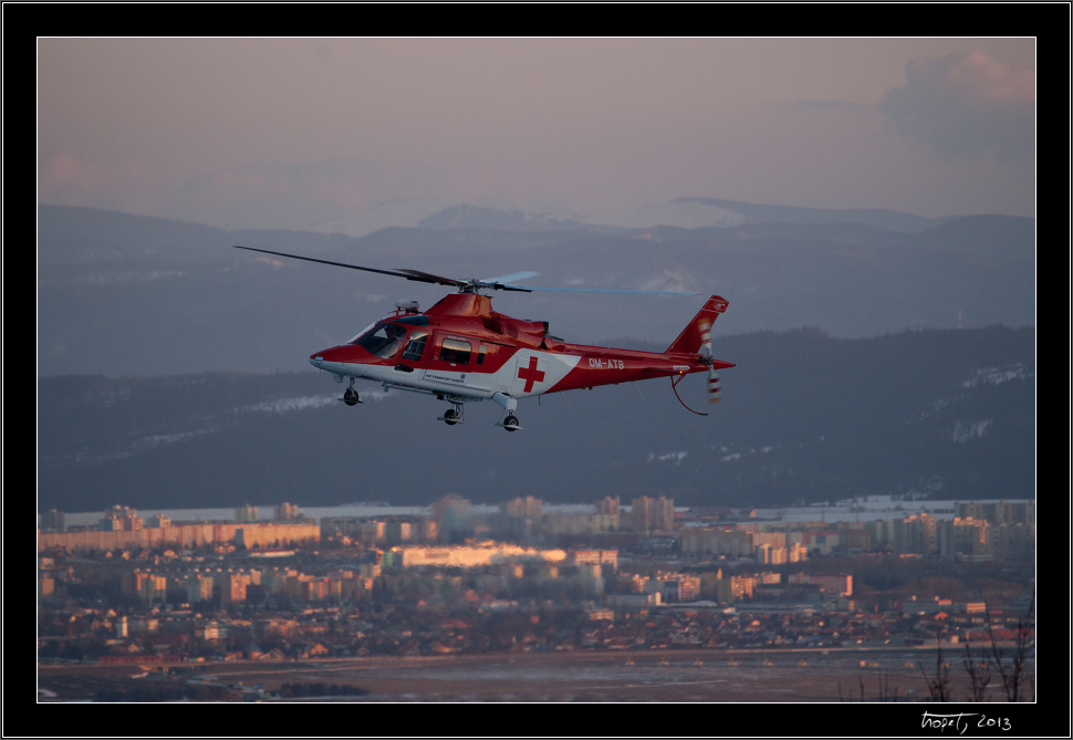 Helikoptéra pro horolezkyni, která se zranila v Batizovském žlabu Gerlachu. / A helicopter for a climber who got injured in Batizovský žlab of Gerlach. - Memoriál Vlada Tatarku 2012 (Gipsyho memoriál) / Vlado Tatarka Memorial 2012, photo 114 of 148, 2013, 114-DSC03989.jpg (133,491 kB)