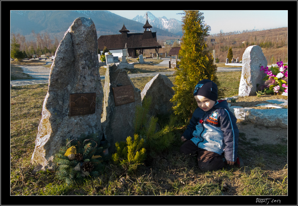 Ujcův hrobeček / Grave of Peter Ujec Šperka - Memoriál Vlada Tatarku 2014 (Gipsyho memoriál) / Vlado Tatarka Memorial 2014, photo 86 of 87, 2014, IMG_3767-Edit.jpg (374,626 kB)