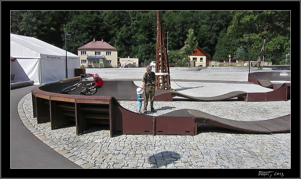 Pár snímků z videa na pumptracku / A few snapshots from a pumptrack video - Kouty nad Desnou, photo 28 of 31, 2013, MVI_2905.Still003.jpg (259,987 kB)