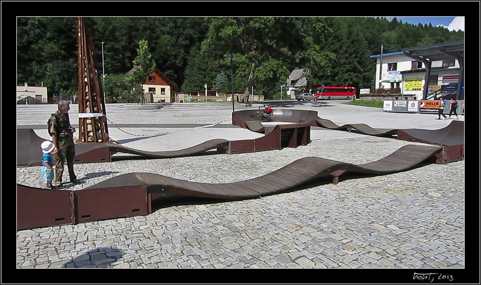 Pár snímků z videa na pumptracku / A few snapshots from a pumptrack video - Kouty nad Desnou, photo 29 of 31, 2013, MVI_2905.Still006.jpg (255,469 kB)