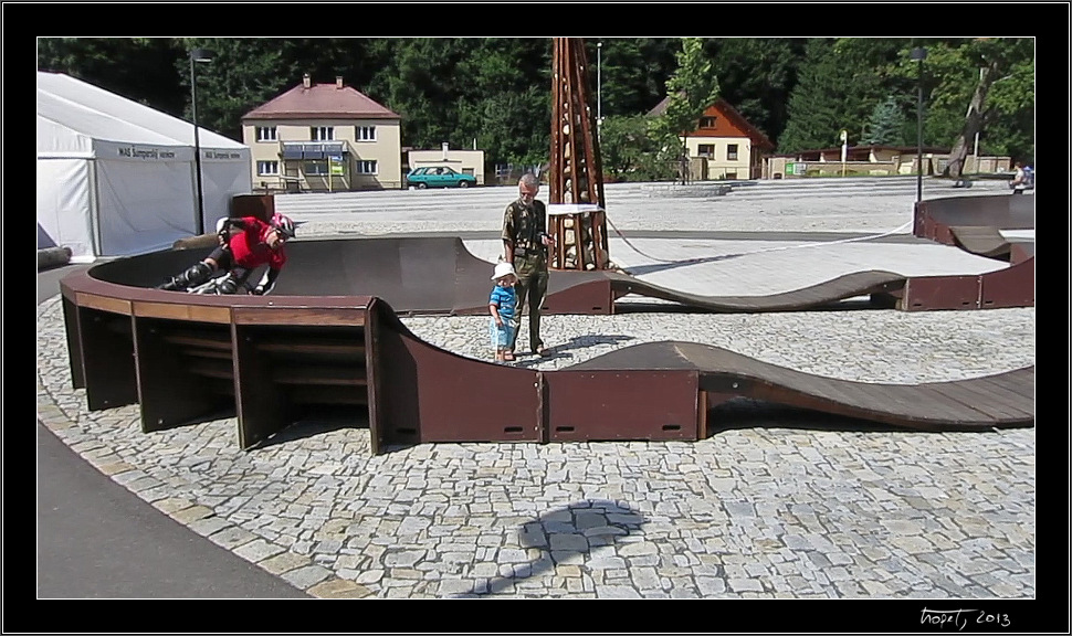 Pár snímků z videa na pumptracku / A few snapshots from a pumptrack video - Kouty nad Desnou, photo 30 of 31, 2013, MVI_2905.Still010.jpg (237,080 kB)