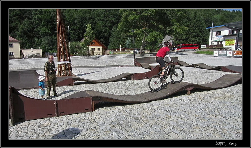 Pár snímků z videa na pumptracku / A few snapshots from a pumptrack video - Kouty nad Desnou, photo 31 of 31, 2013, MVI_2905.Still012.jpg (280,944 kB)
