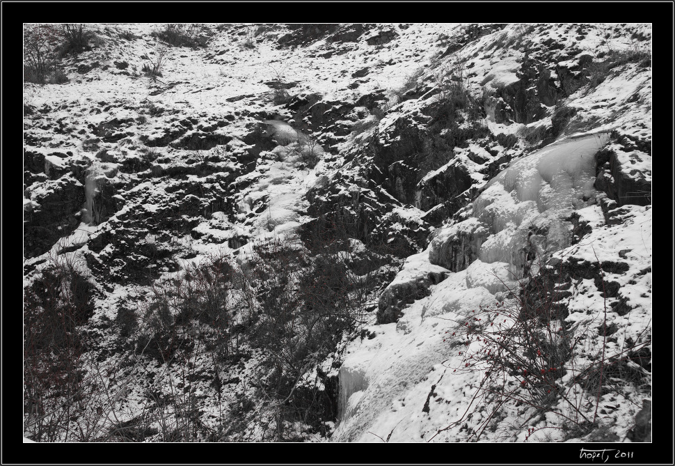 Led u gar - Alein prvovstup :-)<br>Ice at garages - Aleka's first ascent, photo 7 of 26, 2011, 007-DSC08226.jpg (405,058 kB)
