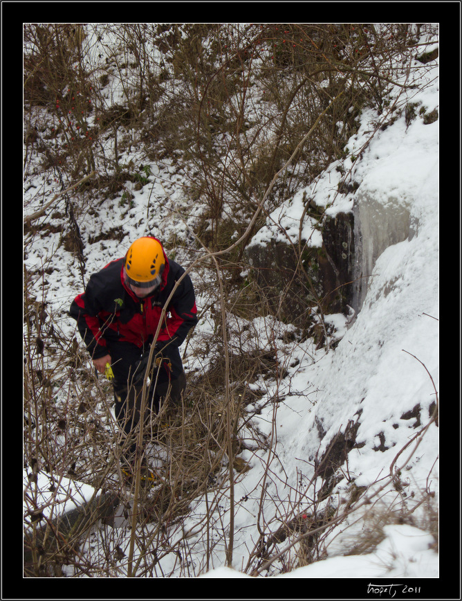 Zahradnick prava pstupu k ledu / Gardener's work to get to the ice - Led u gar - Alein prvovstup :-)<br>Ice at garages - Aleka's first ascent, photo 8 of 26, 2011, 008-CRW_7848.jpg (400,526 kB)