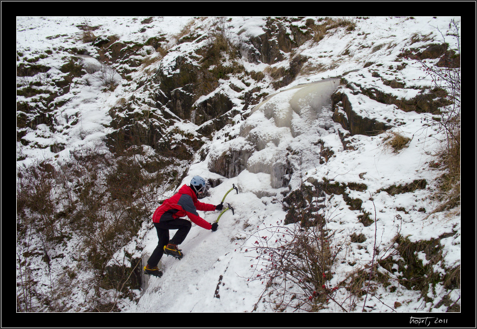 Led u gar - Alein prvovstup :-)<br>Ice at garages - Aleka's first ascent, photo 14 of 26, 2011, 014-CRW_7857.jpg (480,158 kB)