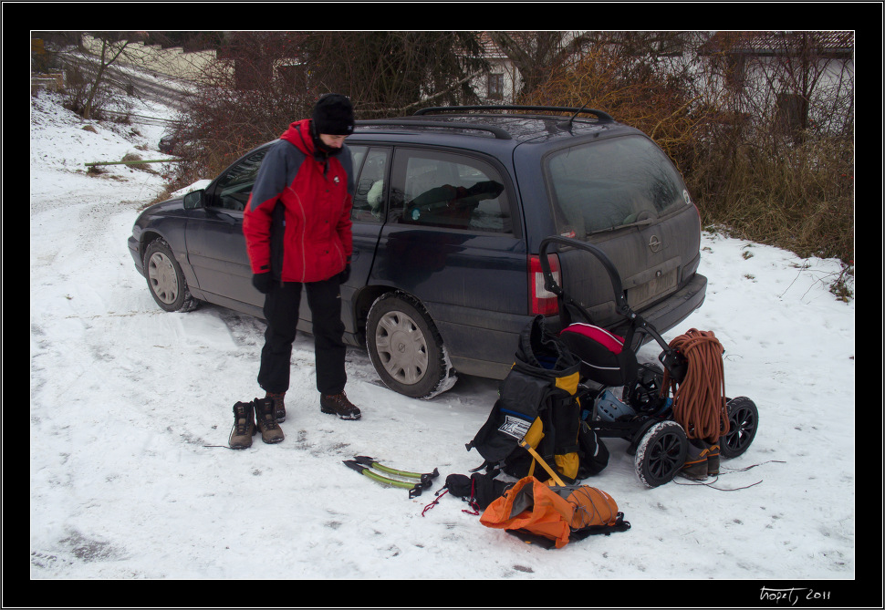 Balme vci / Packing the gear - Led u gar - Alein prvovstup :-)<br>Ice at garages - Aleka's first ascent, photo 21 of 26, 2011, 021-CRW_7869.jpg (297,343 kB)