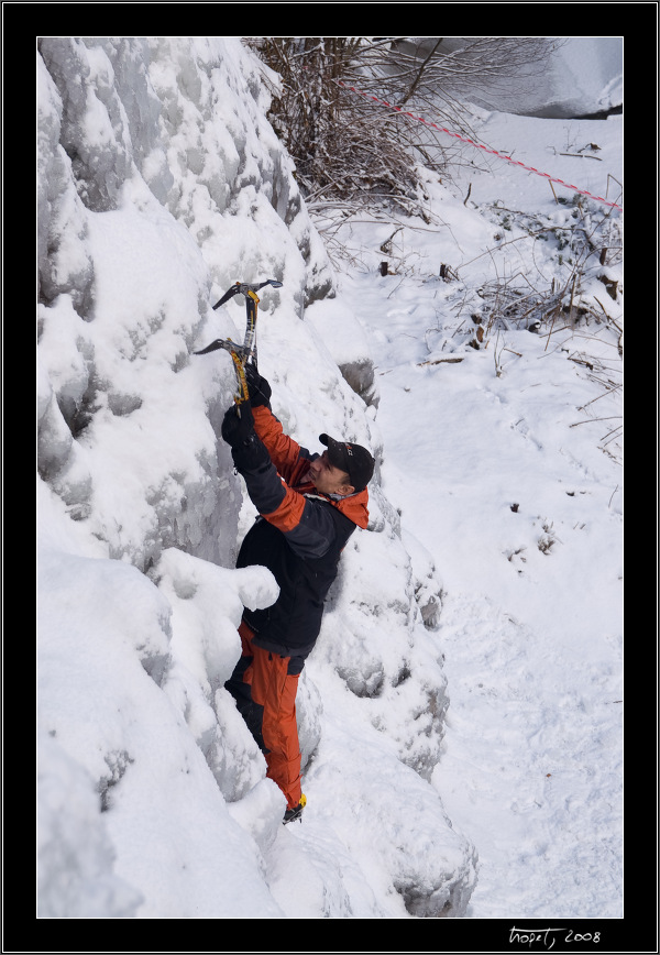 Ardex guy enjoys soloing - Ledov lezen ve Vru / Ice climbing in Vr, photo 13 of 61, 2008, PICT5639.jpg (198,331 kB)