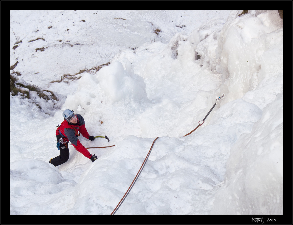 Ve druh dlce se shnil a odstvajc led vyskytoval taky, al u to bylo o kus lep. / The second pitch was a bit better - but rotten and detached ice was there as well. - Ledov lezen ve Vru / Ice climbing in Vr, photo 2 of 9, 2010, 002-CRW_6801.jpg (227,529 kB)