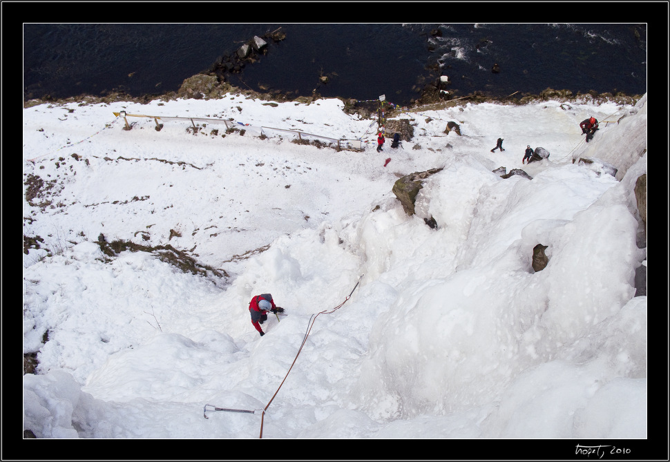 Ve druh dlce se shnil a odstvajc led vyskytoval taky, al u to bylo o kus lep. / The second pitch was a bit better - but rotten and detached ice was there as well. - Ledov lezen ve Vru / Ice climbing in Vr, photo 3 of 9, 2010, 003-CRW_6802.jpg (250,070 kB)