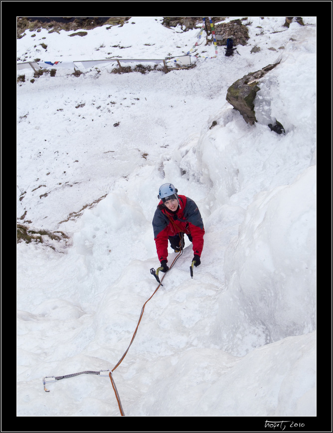 Ve druh dlce se shnil a odstvajc led vyskytoval taky, al u to bylo o kus lep. / The second pitch was a bit better - but rotten and detached ice was there as well. - Ledov lezen ve Vru / Ice climbing in Vr, photo 4 of 9, 2010, 004-CRW_6812.jpg (211,082 kB)
