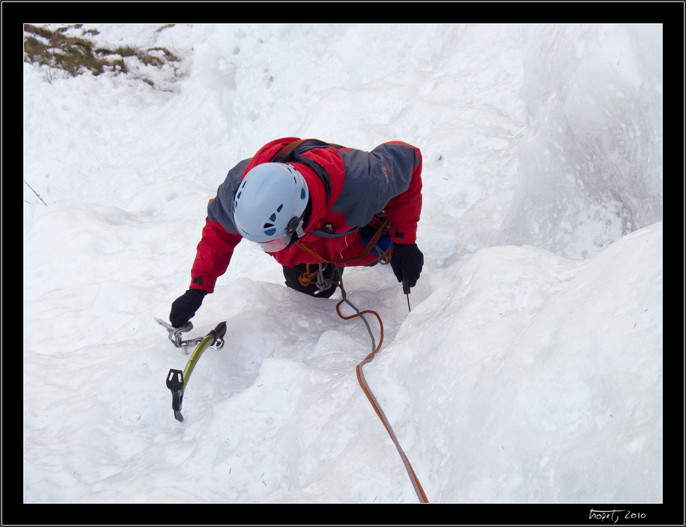 Aleka ru roub / Aleka cleans an ice screw. - Ledov lezen ve Vru / Ice climbing in Vr, photo 6 of 9, 2010, 006-CRW_6816.jpg (205,939 kB)