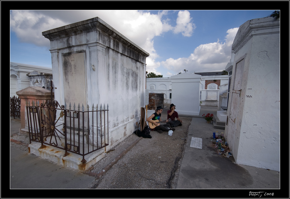At Marie Laveau's thomb - New Orleans, photo 82 of 117, 2008, PICT8892.jpg (233,430 kB)