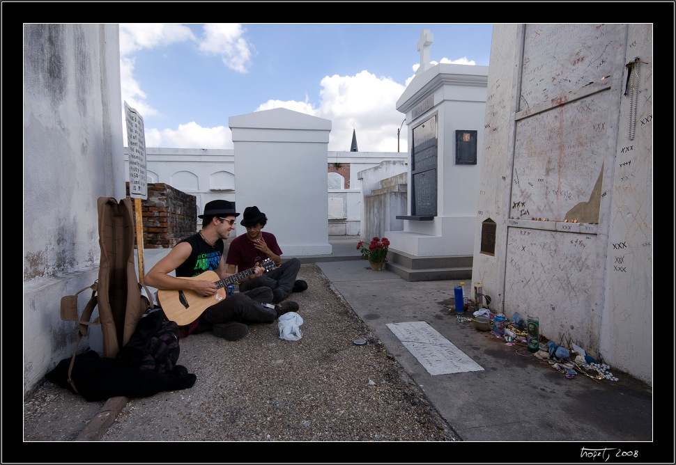 At Marie Laveau's thomb - New Orleans, photo 83 of 117, 2008, PICT8893.jpg (251,816 kB)