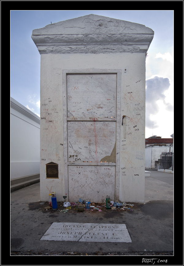 At Marie Laveau's thomb - New Orleans, photo 85 of 117, 2008, PICT8895-Edit.jpg (183,729 kB)
