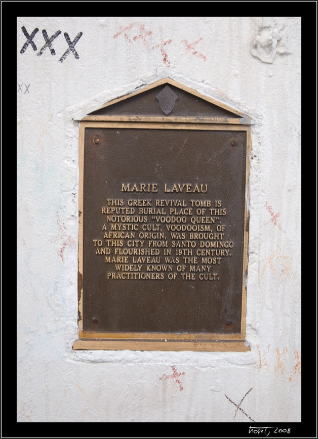 At Marie Laveau's thomb - New Orleans, photo 88 of 117, 2008, PICT8899.jpg (201,748 kB)