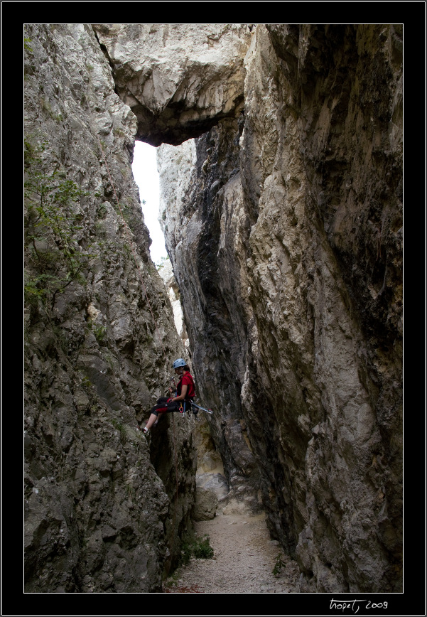 Slann po vylezen Letn / Rappeling after climbing Letn - Lezec Plava, photo 6 of 13, 2009, 006-CRW_5947.jpg (302,303 kB)