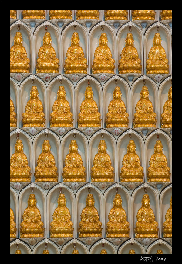 Hundreds of Buddhas on the walls at the Kek Lok Si old prayer hall