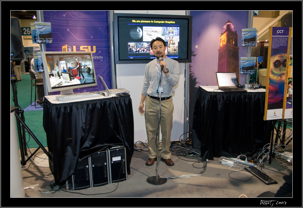 Jason Leigh from EVL having his talk on Distributed Game Programming Course at LSU booth