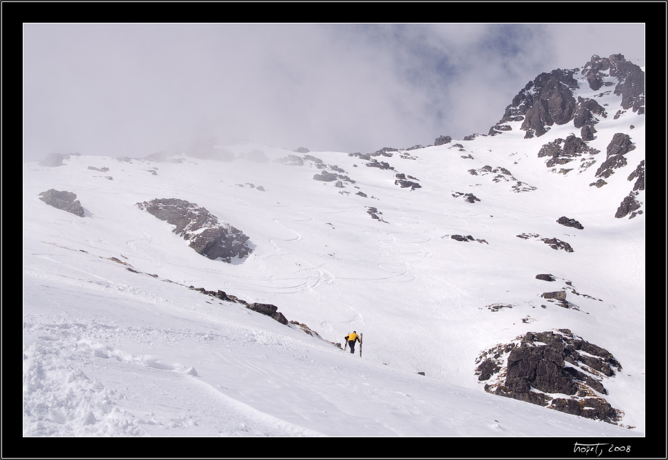 Stopy po sjezdu s Lomnickho ttu / Traces of descent from Lomnick Peak - Vysok Tatry, photo 30 of 40, 2008, 30-PICT6327.jpg (177,421 kB)