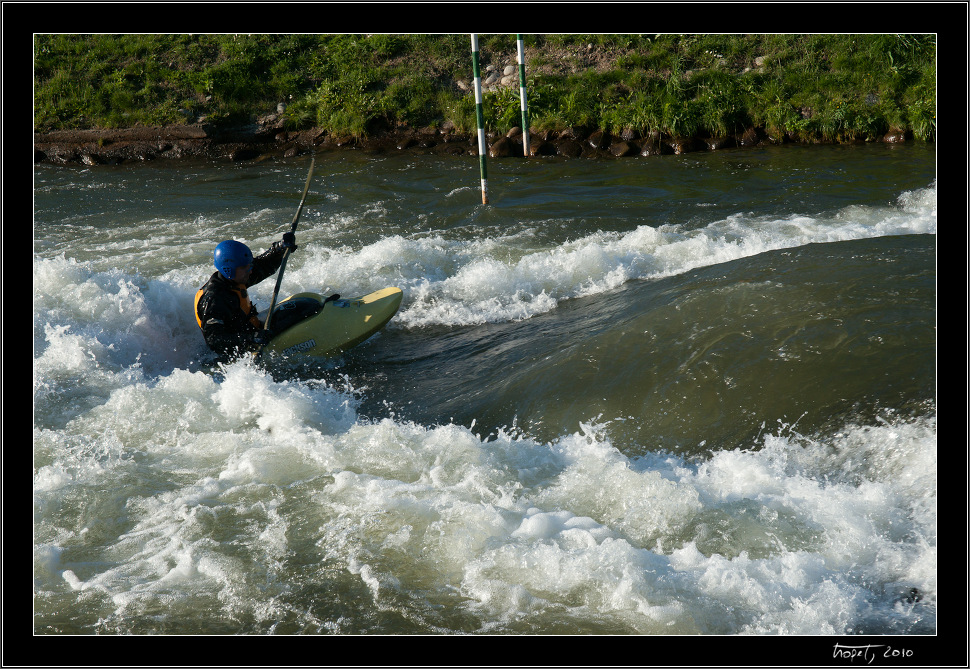 Slalomov kanl v Liptovskm Mikuli / Slalom course in Liptovsk Mikul<br>Fotila Aleka / Photo by Aleka - Vysok Tatry, Pieniny, Liptovsk Mikul, photo 140 of 154, 2010, 140-DSC07693.jpg (384,636 kB)