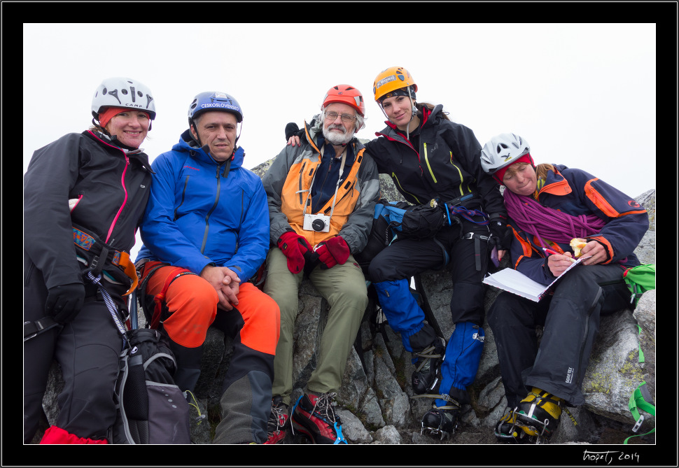 Skupinová vrcholovka na Gerlachu - Veronika, Peťo, Martin, Janka, Zoška - Výstup na Gerlach - vzpomínka na Petera Ujce Šperku, photo 34 of 51, 2014, DSC01717.jpg (236,170 kB)